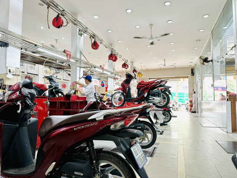 Đội ngũ kỹ thuật viên chuyên nghiệp tại Xe Máy Tân Tiến đang thực hiện bảo dưỡng định kỳ cho xe Honda.