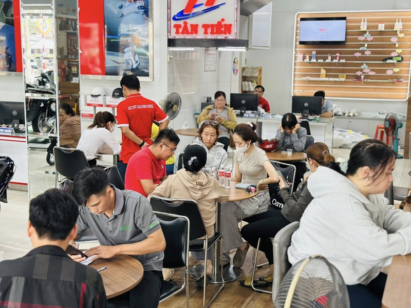 Khách hàng hài lòng khi nhận xe mới tại Xe Máy Tân Tiến - Đại lý Honda uy tín ở Đồng Tháp.