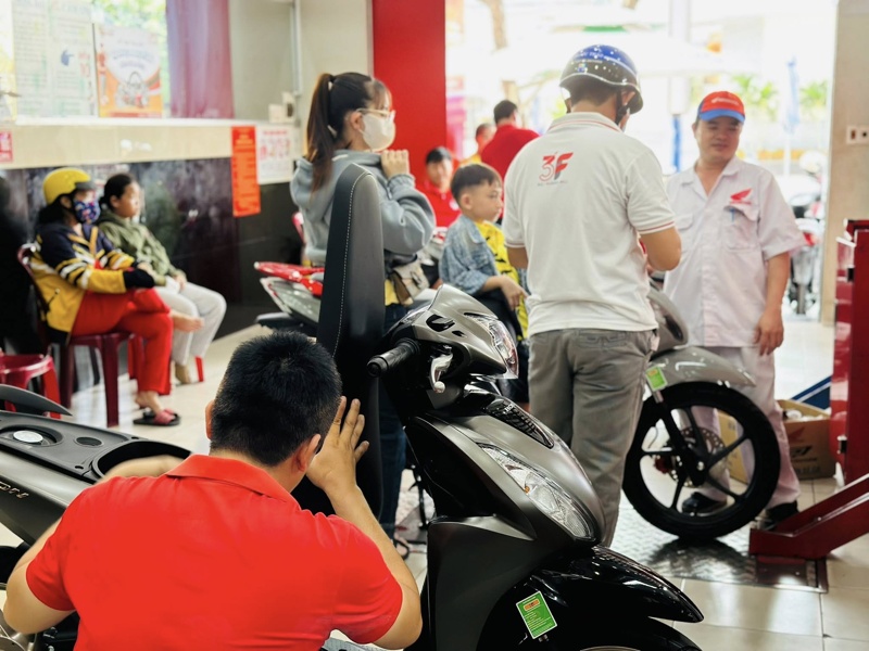Khách hàng hài lòng khi nhận xe mới tại Xe Máy Tân Tiến - Đại lý Honda uy tín ở Đồng Tháp.