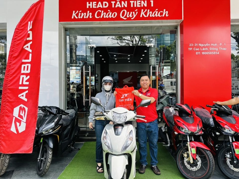 Khách hàng vui vẻ nhận chiếc xe Honda mới tại Xe Máy Tân Tiến, đảm bảo chất lượng và dịch vụ chuẩn hãng.