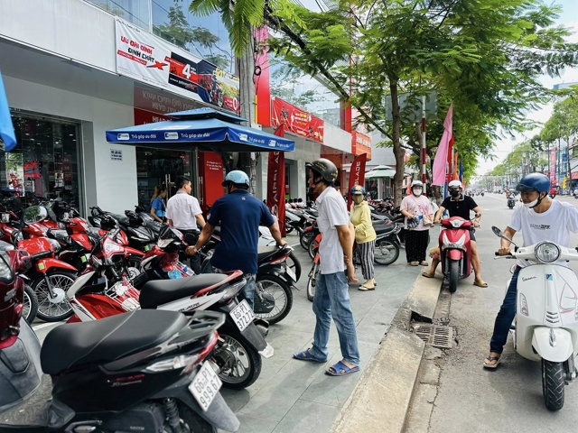 Người dân Đồng Tháp đang chạy xe máy Honda trên đường