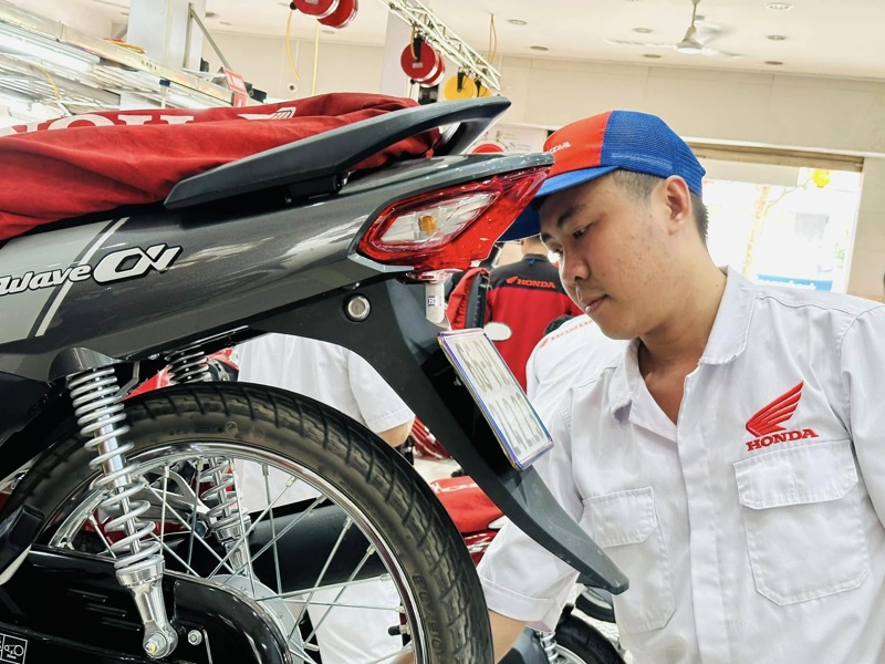 Người thợ sửa chữa xe máy tại Đồng Tháp tận tâm, giàu kinh nghiệm đang kiểm tra xe của Khách hàng