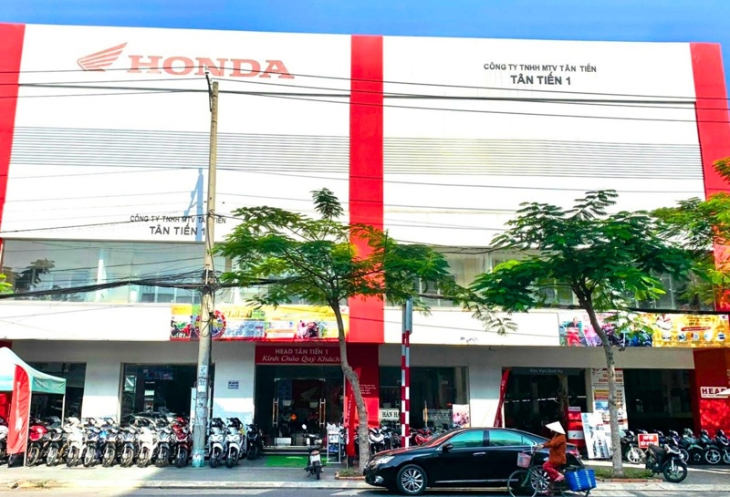 Showroom Xe Máy Tân Tiến - Đại lý ủy nhiệm Honda chính hãng tại Đồng Tháp, nơi trưng bày đa dạng các dòng xe.
